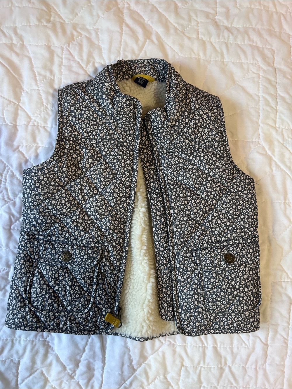 Gap Girls' Floral Quilted Vest with Sherpa Lining - grey/cream